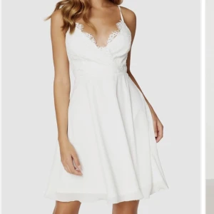 Klänning - Säljer nu min jättefina studentklänning, som då är använd en gång. Kan självklart användas till andra tillfällen än studenten🌸