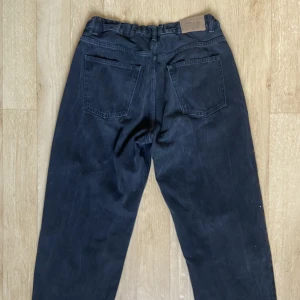 Sweet skate baggyjeans  - Sytt in resårband i midjan endast någon cm skillnad blev de dock. Och syns nästan inte alls. Högst upp i v hörnet på sissta bilden ser man var jag sytt, på insidan. Nypris 699