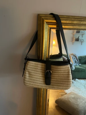 Axelväska - En axelväska i superfint skick. Använd några få gånger bara. 