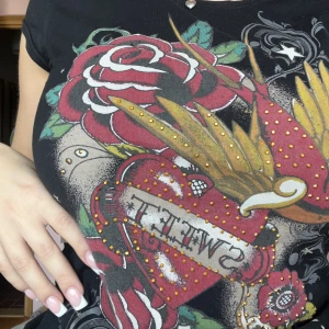 Ed hardy inspirerad T-shirt  - T-shirt med strass och tryck! I stretchigt material⭐️✨