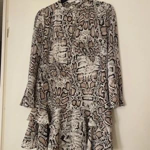 Fest klänning  - Fin klänning med en öppning baktill från mango i strl s/m. Säljer för att den ej passar längre, använt få tal gånger. 