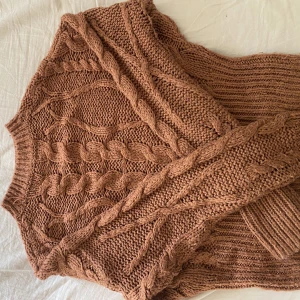 Stickad tröja  - Fin stickad tröja! Säljer pågrund av att den inte kommer till användning 🥰 skriv för mer bilder 