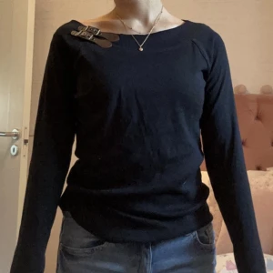 Ralph Lauren tröja - Tunn stickad Ralph lauren tröja i storlek M. Men skulle säga passar xs och s också då den är liten i storleken❤️ Bra skick