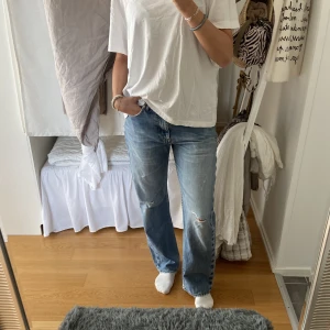 Jeans - Så snygga jeans som tyvärr inte kommer till användning💕 går att ha lågmidjade men skulle säga att de är midrise💕 hon på bilden är 172 för referens 