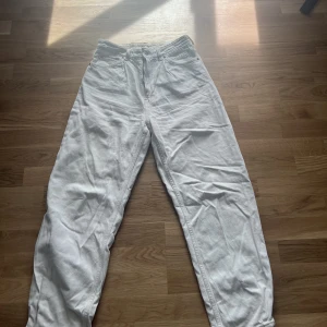 Jeans - Ett par jeans som är från hm och lee. Använda ett par gånger 