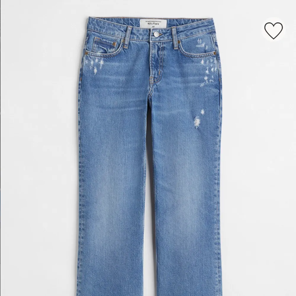 Helt oanvända lågmidjade jeans, köpta från H&M. Slutsålda på hemsidan. Säljer pga att dom är försmå. Stl 36 men skulle säga 34/36. Skriv om ni undrar något🩷. Jeans & Byxor.