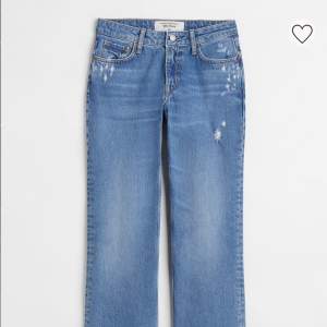 Helt oanvända lågmidjade jeans, köpta från H&M. Slutsålda på hemsidan. Säljer pga att dom är försmå. Stl 36 men skulle säga 34/36. Skriv om ni undrar något🩷