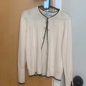 Kofta/tröja - Ur gullig topp från zara knappast använd i jätte bra skick💕