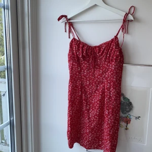 Blommig klänning - Aldrig använd, jättefin men lite stor över bysten för mig. Köptes för 350 kr 