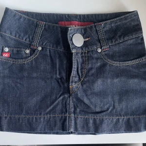 Jeanskjol  - Säljer denna jeanskjol från miss sixty köpt secondhand☺️