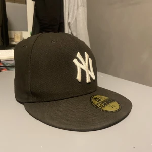 New era keps - New era, New york keps köpt för 400 använt ett tag, inte min stil längre storlek 7 1/8 fortfarande snygg och passar allt och alla