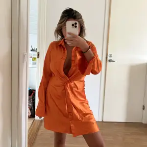 En snygg orange långärmad klänning