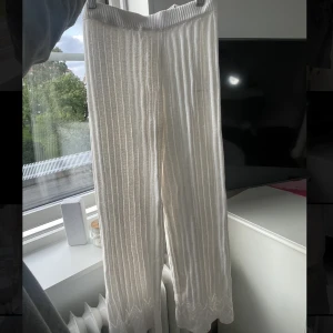 Vita Stickade byxor zara - Vita stickade byxor från Zara, sköna!! Helt oanvända endast testade 💖 finns ej kvar