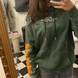 zalando hoodie - Mörkgrön hoodie från zalando i märket yourturn köpt på plick för ett tag sen men har inte längre användning för den. Storlek S men passar även XS eller mindre M. Skriv gärna till mig om du har frågor eller vill ha fler bilder🫶🏽