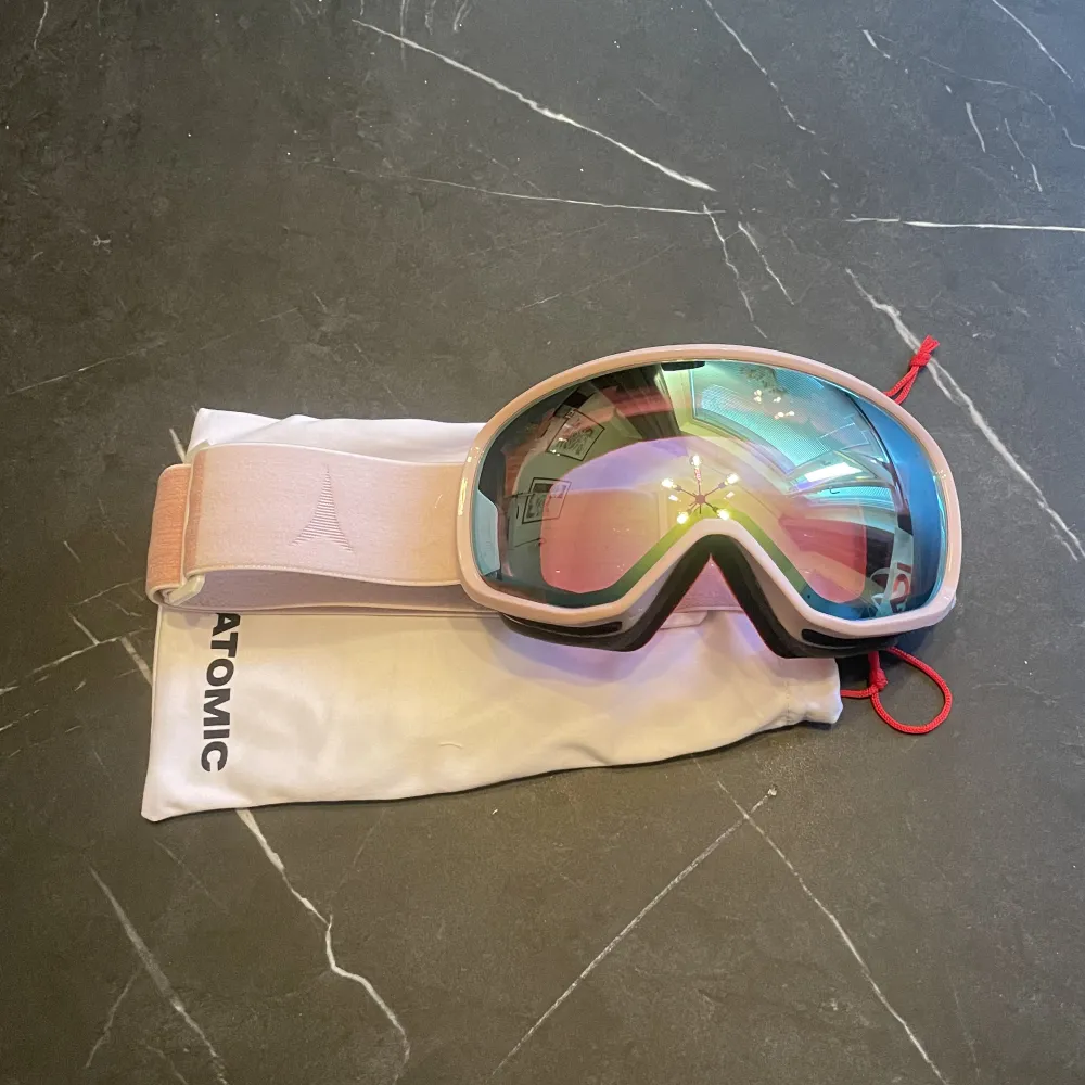 Skidglasögon med rosa band, märke Atomic. Köptes förra vintern på InterSport men användes aldrig. Övrigt.