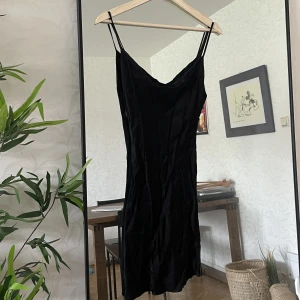 Svart miniklänning - Snygg klänning från Bershka🤩Väldigt kort, slutar precis under rumpan. Använt skick