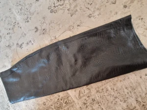 Oanvänd skinnkjol lindex S - Lindex, stl S. Snygg skinnkjol aldrig använd.  Jag är 176 cm lång, kjolen går ca till knäna. 