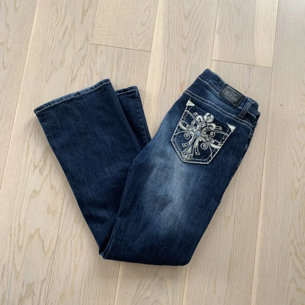 Säljer dessa as balla baggy jeans med diamanter på fickorna från Love Nation Premium som är köpta här på plick innan, använder tyvärr dem nt längr! Midjemåttet är 90 cm och innerbenslängden är 79 cm!🌸 Hör av dig om du har några frågor🩷(bältet ingår inte!). Jeans & Byxor.