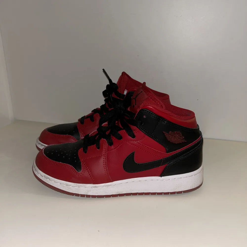 Säljer mina Air Jordan mid som jag köpte ganska nyligen för 1500kr,  men säljer de nu för 900kr. Jag tycker mycket om dem, men måste tyvärr sälja de då jag har upptäckt att de är för små för mig. Jag har endast använt de 4 gånger. De är i mycket bra skick. Skor.