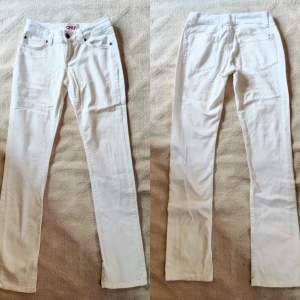 Lågmidjade vita skinny jeans från tidigt 2000-tal, i perfekt skick 💞 Midjemått 70 cm/ Grenmått: 19,5 cm / Innerbenslängd: 84 cm