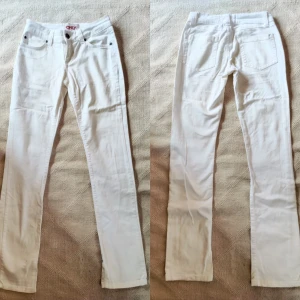 Y2K White low-rise skinny jeans  - Lågmidjade vita skinny jeans från tidigt 2000-tal, i perfekt skick 💞 Midjemått 70 cm/ Grenmått: 19,5 cm / Innerbenslängd: 84 cm