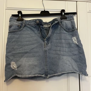 Jeanskjol - Snygg jeanskjol! Liten i storleken så skulle säga runt 36/38