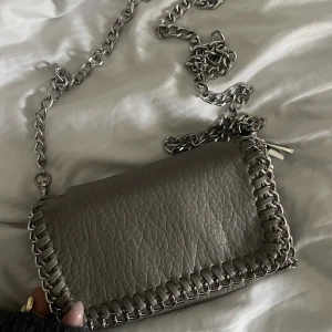 Tiamo väska - Säljer denna Tiamo väska pga den inte kommer till användning, knappt använd, köpt för 400kr💋