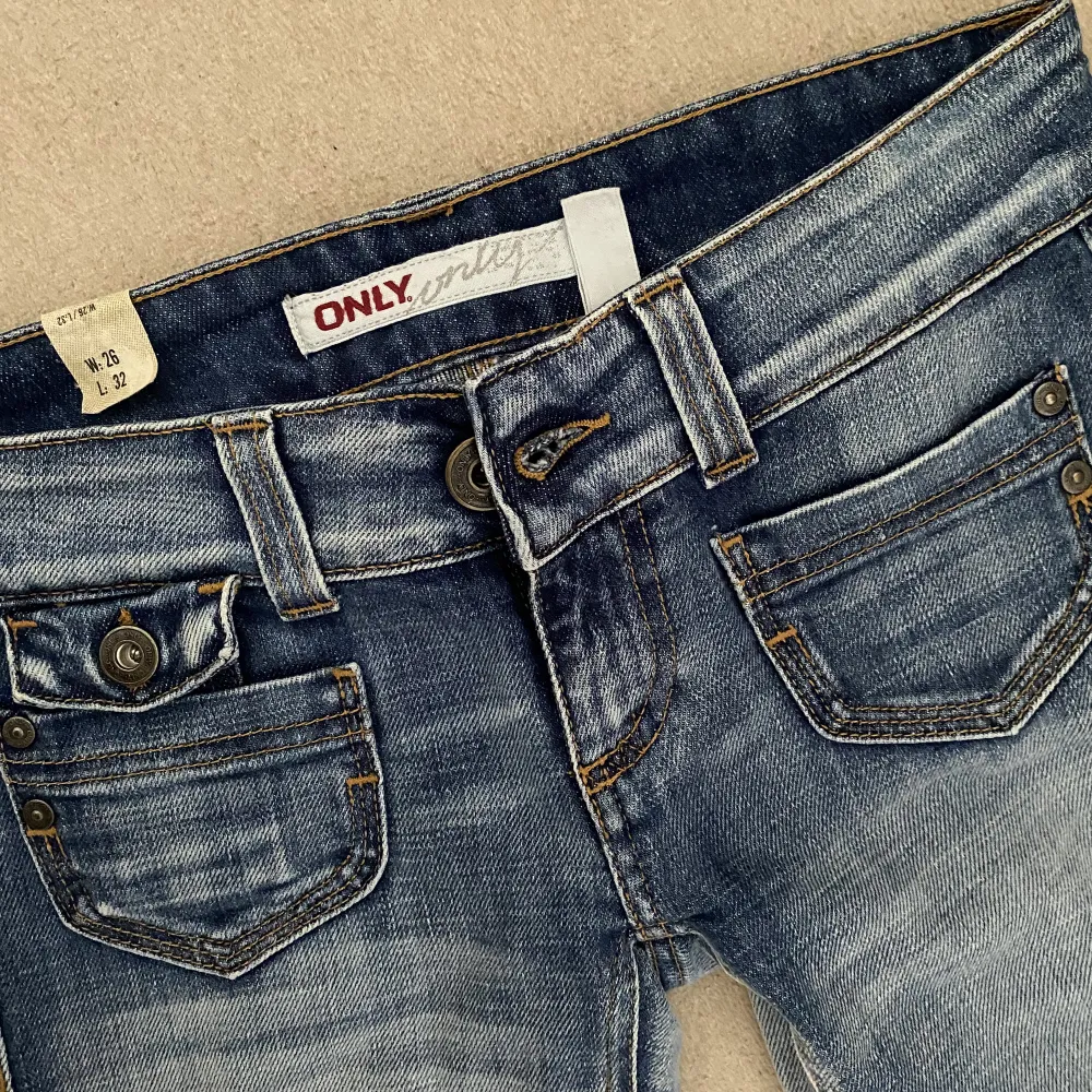 Sjukt snygga lågmidjade jeans!!! Med fina detaljer och fickor där fram, helt nya vintage från märket Only💕 de va tyvärr för små på mig så därför måste jag tyvärr sälja de💔 skriv för fler frågor/bilder🫶🏽. Jeans & Byxor.
