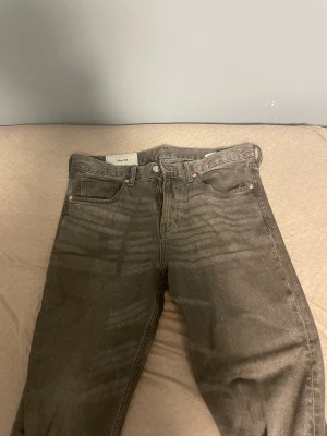 Gråa jeans - Hej säljer mina jeans köpt i hm storlek 34/32 bara legat i garderoben slim fit.