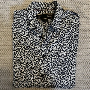 Skjorta - En fin blommig skjorta.