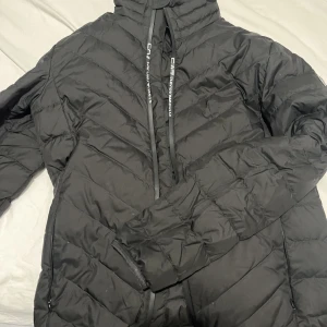 EA7 jacka - EA7 dunjacka i gott skick