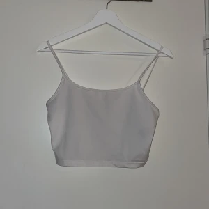 Linne - Gulligt vitt croppad linne som inte används längre. Stretchigt material som är superskönt