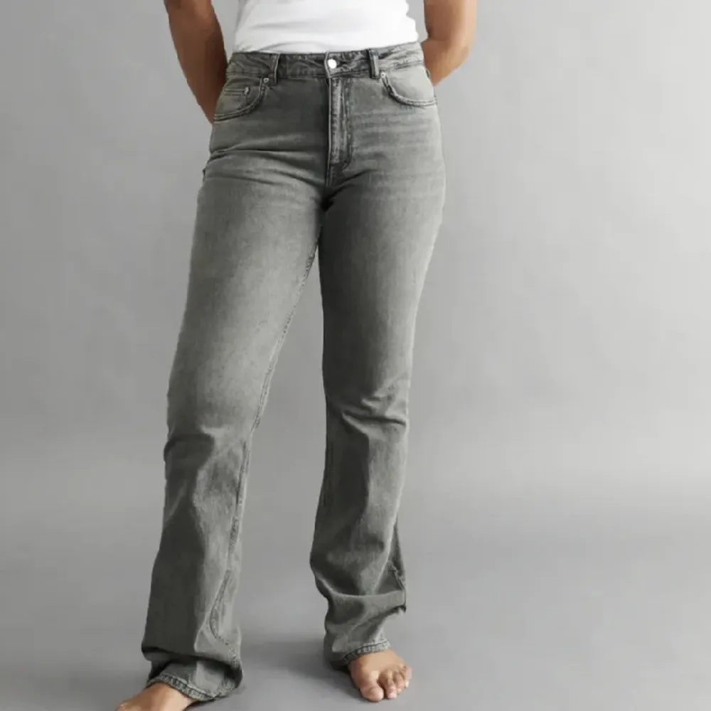 Säljer dessa jättefina jeans från Gina då de är för stora. Använda Max tre gånger. Skicket är som nya.  Skriv för fler bilder.🤍  Ord pris 500. Jeans & Byxor.