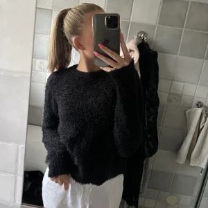Svart gosig tröja  - Svart gosig tröja, man ser materialet mer på andra bilden🫶🏻 från hm divided i storlek xs