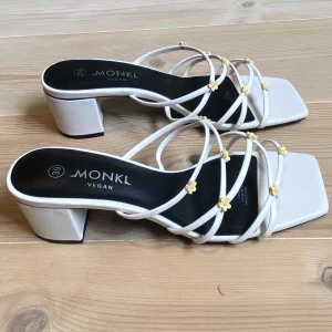 Blommiga sanddaletter - Sockersöta sandaletter från Monki i veganskt läder! Klackhöjd ca 5 cm. Superlätta att gå i. Jag har bara använt dem en gång, på en bal 💕