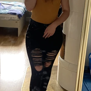 slitna svart byxor  - black pants, the tag on the pants is saying that is 38 but I am a size 38 and it doesnt fit. 