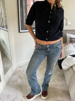 Low waist bootcut jeans🖤 - Fantastiskt snygga lågmidjade utsvänga bootcutjeans från hm, köpta i vintras💙🖤sjukt snygga och populära, slutsålda och svåra att få tag på. Köpta för 400kr, säljer för 300🖤