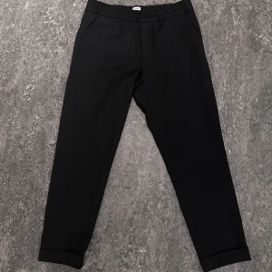 Fillipa K Kostymbyxor  - Säljer mina Filippa K terry cropped trousers i storlek 48. De är knappt använda och är i nytt skick. Nypris 1900kr