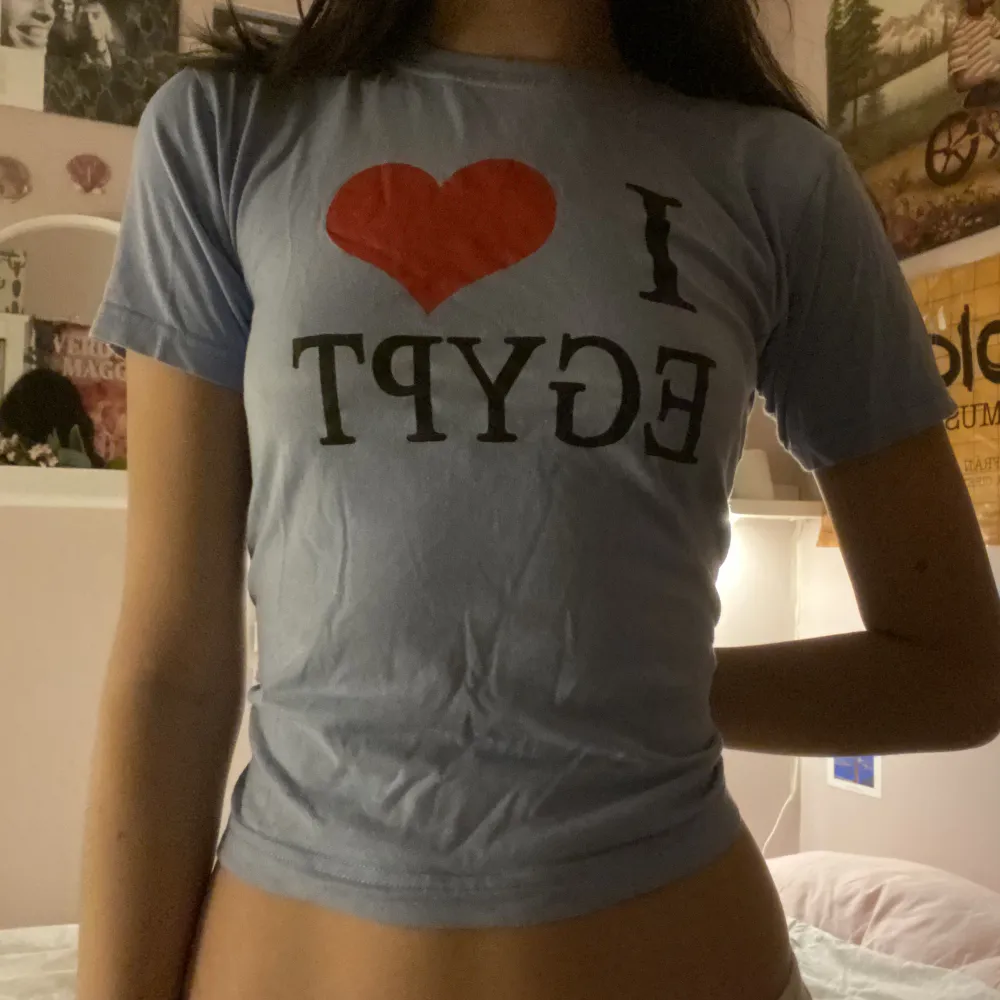 Söt babytee med ”i ❤️ egypt” tryck🔥 Bra skick osv säljer pga använder inte 😘Den är köpt i barnstorlek men  passar mig bra (har vanligtvis xs-s) Skriv till mig innan du köper‼️. Skjortor.