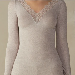 intimismi tröja - Säljer min intimismi tröja, den är helt ny, använd en gång hemma. Färgen insåg jag när jag fick hem den att de inte va nått som passade mig, för mer bilder osv är de bara att kontakta.💕