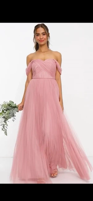 Snygg maxiklänning  - Riktigt Snygg maxikläklänning av tyll. Oanvänd. Bra passform. Håller bysten på plats. Säg till om ni vill ha fler bilder. 