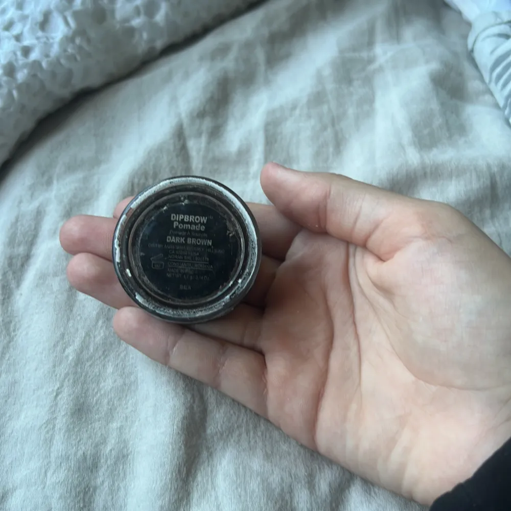  ganska använd Anastasia dipbrow, I färgen dark Brown, säljer för ganska billigt🌟 original pris 250🌟. Accessoarer.