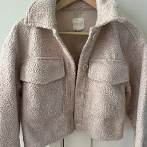 Kappa - Söt och kort kappa som är köpt på H&M för ett år sen. Har används en vår och höst men inte mer än de 🩷