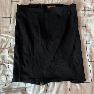 Svart kjol - Här är en gammal kjol som jag inte använder längre för att den är för stor💗 