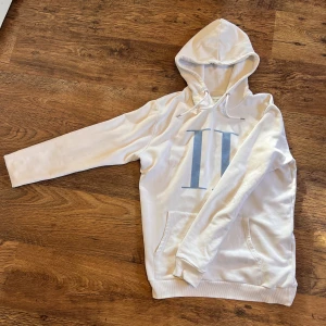 Less deux hoddie - Säljer en less deux hoddie storlek M/S