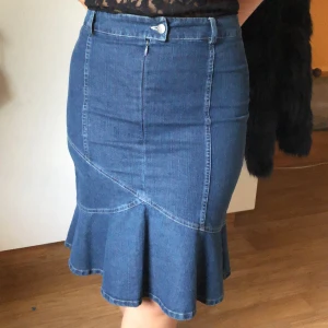Fin jeans kjol ❤️ - Mycket bra skick, Medel lång kjol och ej använd 💞