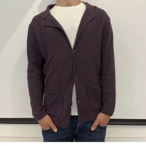 John Henric kofta/kavaj - John Henric tygkavaj. Köpte på Plick men var lite för stor så säljer vidare. (Första bild är från förra ägaren) Storlek M