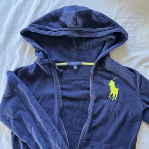 Ralph Lauren zipup - En gamal Ralph Lauren zip-up hoodie!! 🙈