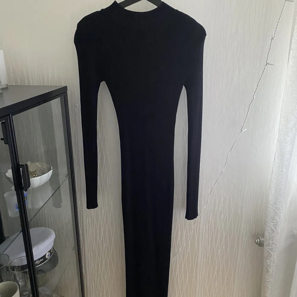 En svart fin ribbatickad långklänning med långa ärmar från NA-KD. Aldrig använd. Stolek XS☺️. Klänningar.