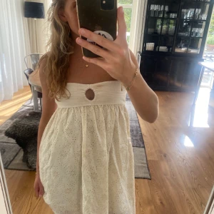 Klänning - Fin klänning från Zara, aldrig använd!! Hör av dig om du vill köpa💗
